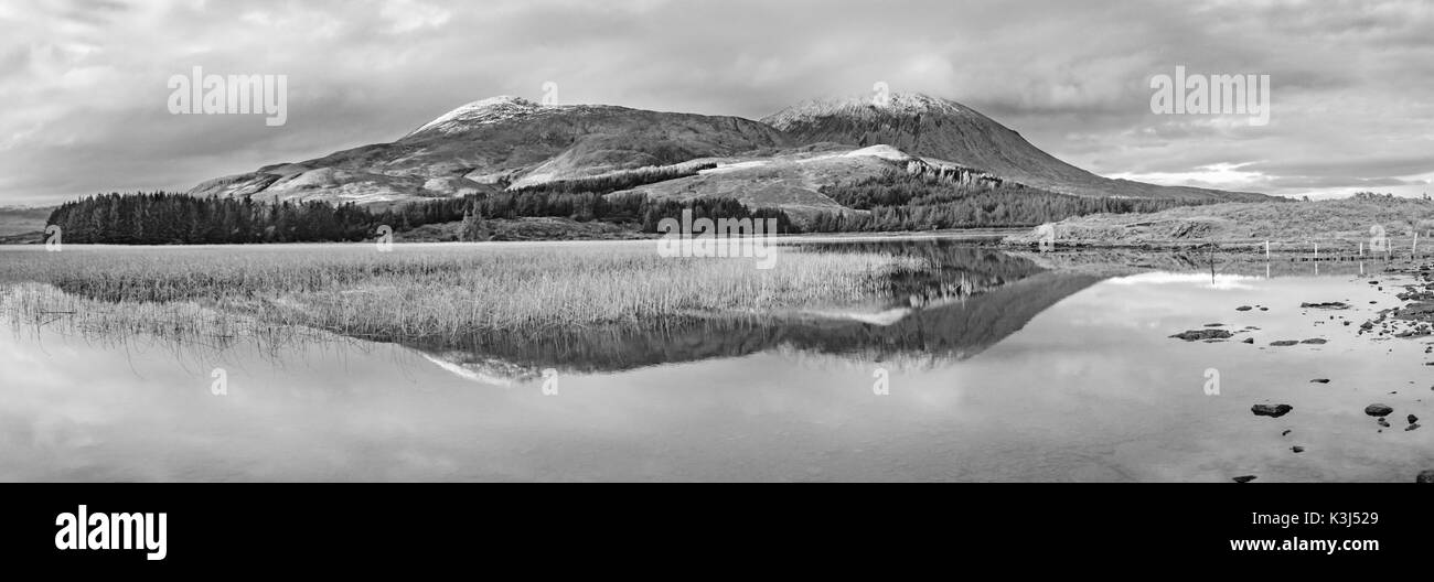 Beinn na Caillich & Loch Cill Chriosd près de Broadford, île de Skye, en Écosse, une montagne et des réflexions sur l'eau, noir et blanc Banque D'Images