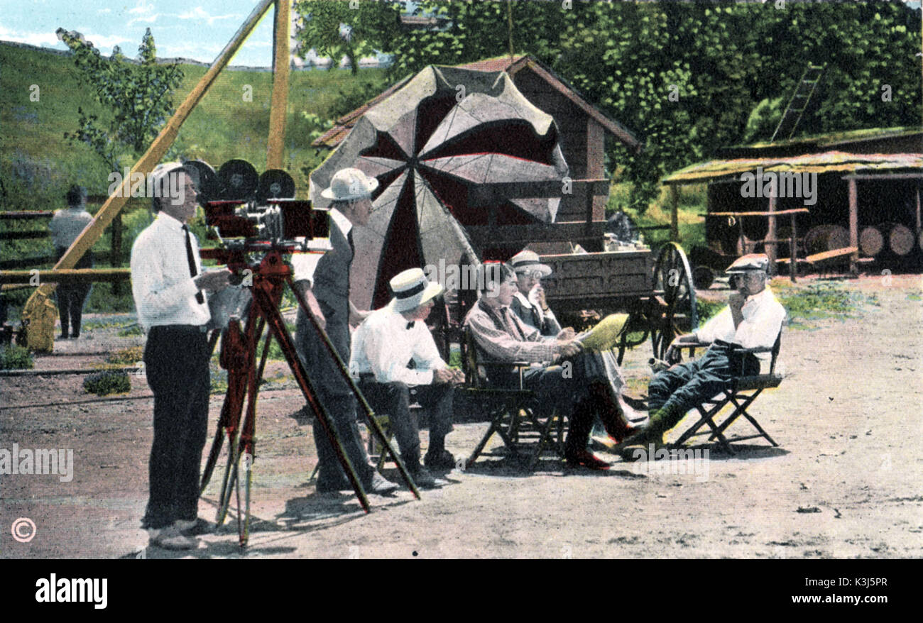 CHARLES RAY et le personnel de la société de production CHARLES RAY sur l'emplacement pour l'un des nombreux drames ruraux qu'ils ont pris à partir de 1913 et suivants Banque D'Images