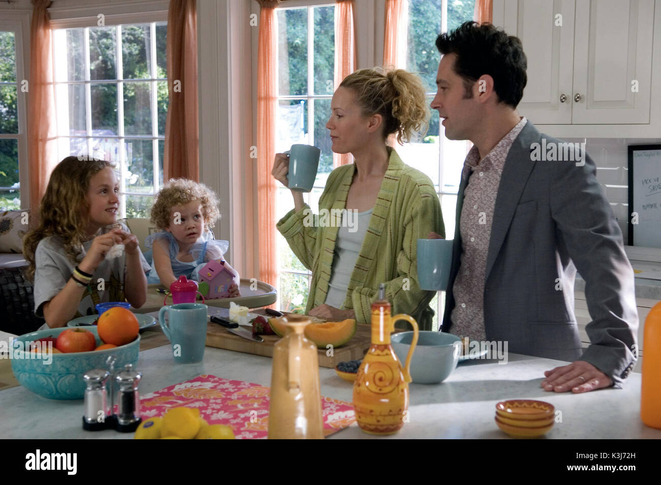 KNOCKED UP [2007] NOUS (L à R) Alison's family au petit déjeuner--y compris les nièces Sadie (MAUDE APATOW) et Charlotte (IRIS APATOW), la consœur Debbie (LESLIE MANN) et son beau-frère Pete (Paul Rudd)--dans Knocked Up, une comédie sur la meilleure chose qui ne sera jamais ruiner vos plans : la monoparentalité. KNOCKED UP Banque D'Images