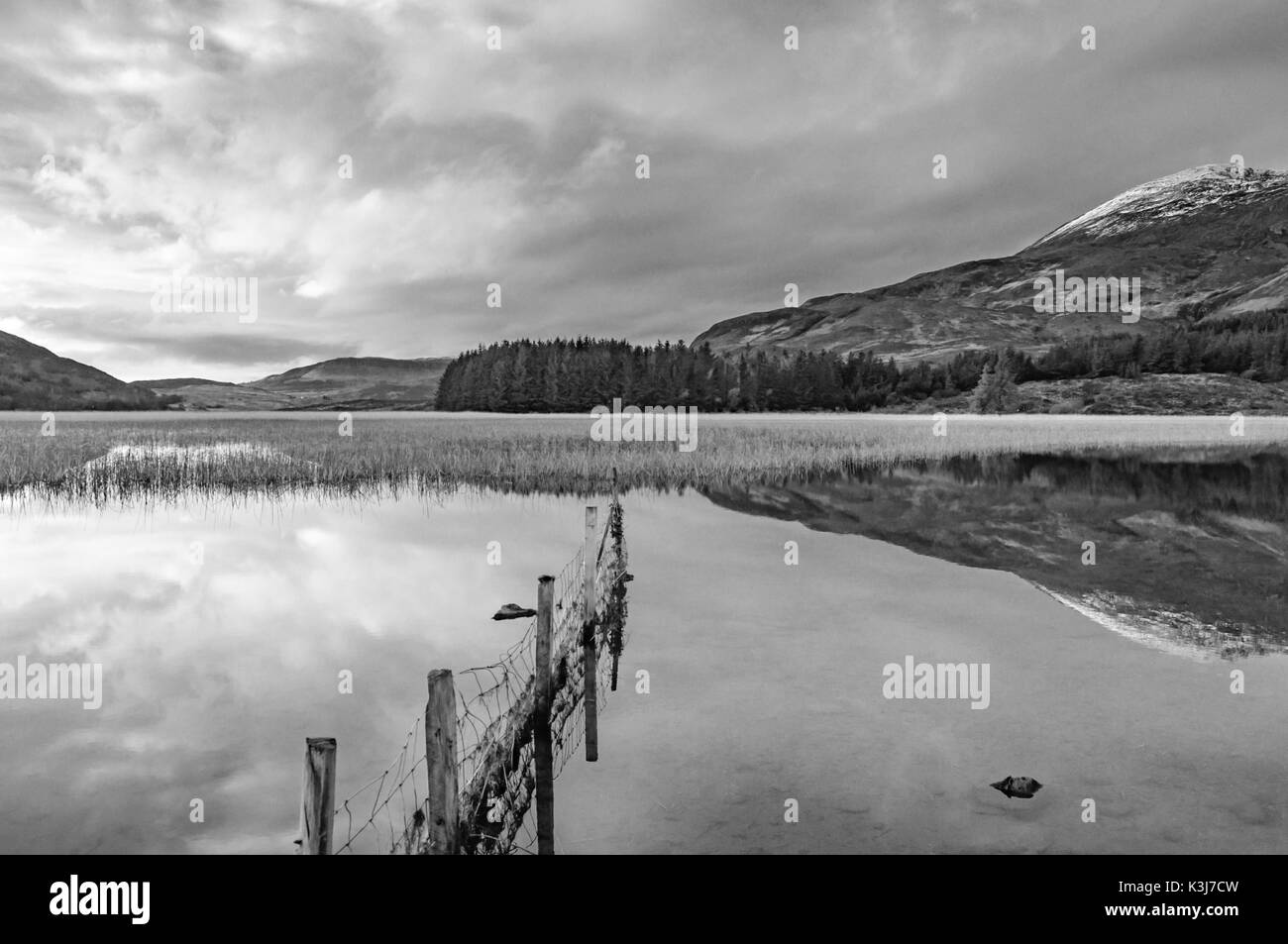 Beinn na Caillich & Loch Cill Chriosd près de Broadford, île de Skye, en Écosse, une montagne et des réflexions sur l'eau, noir et blanc Banque D'Images