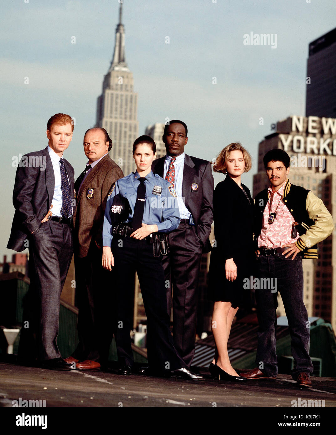 NYPD Blue Série# 1/Cast de 1993 DAVID CARUSO comme Det. John Kelly, DENNIS FRANZ comme Det. Andy Sipowicz, Amy Brenneman comme éteint. Janice Licalsi, JAMES MCDANIEL le lieutenant Arthur fantaisie Sherry Stringfield, comme Laura Kelly Hughes, NICHOLAS TURTURRO comme éteint. James Martinez Banque D'Images
