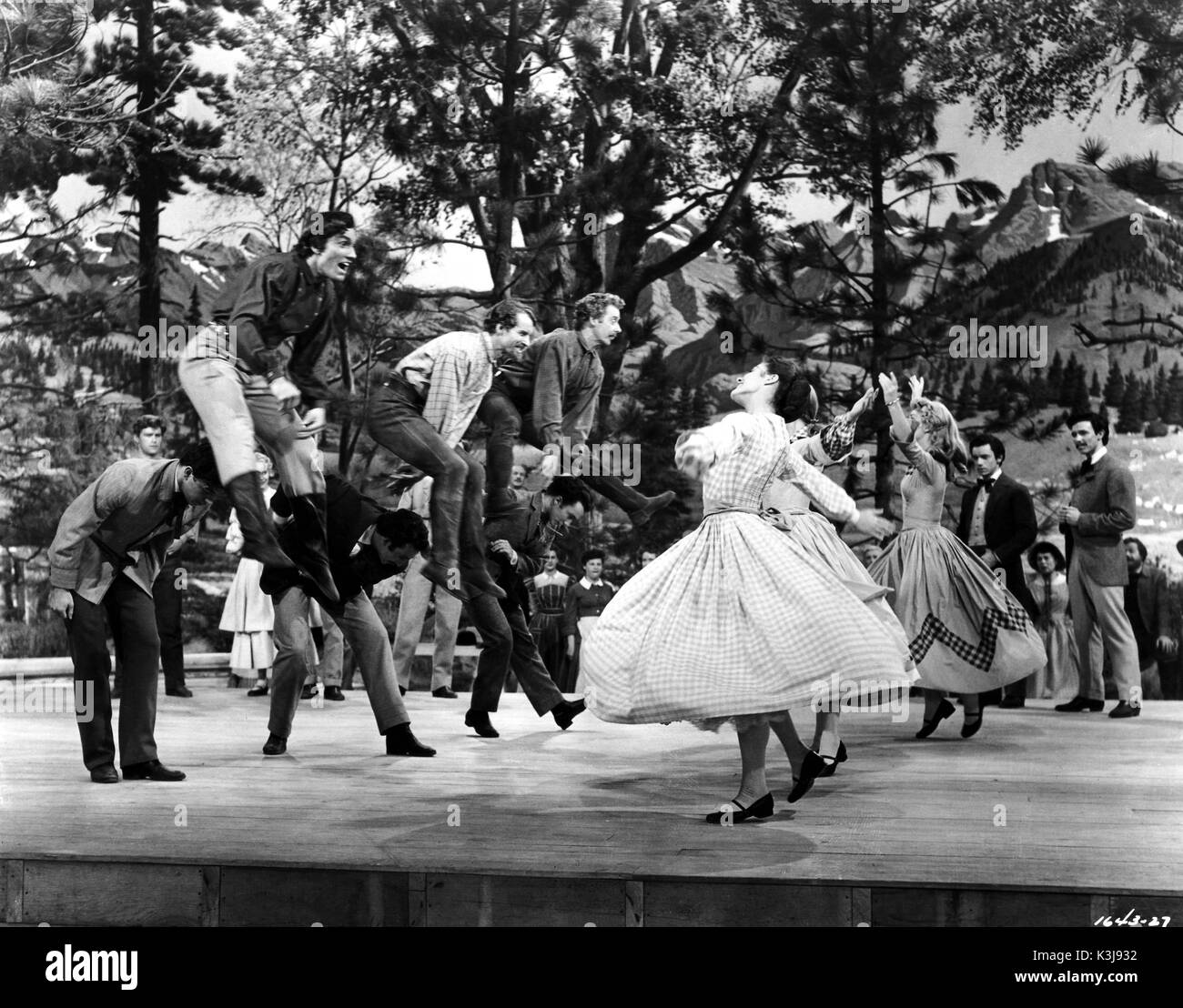 SEVEN BRIDES FOR SEVEN BROTHERS TOMMY RALL, Matt Mattox, MARC PLATT [frères] saut Banque D'Images