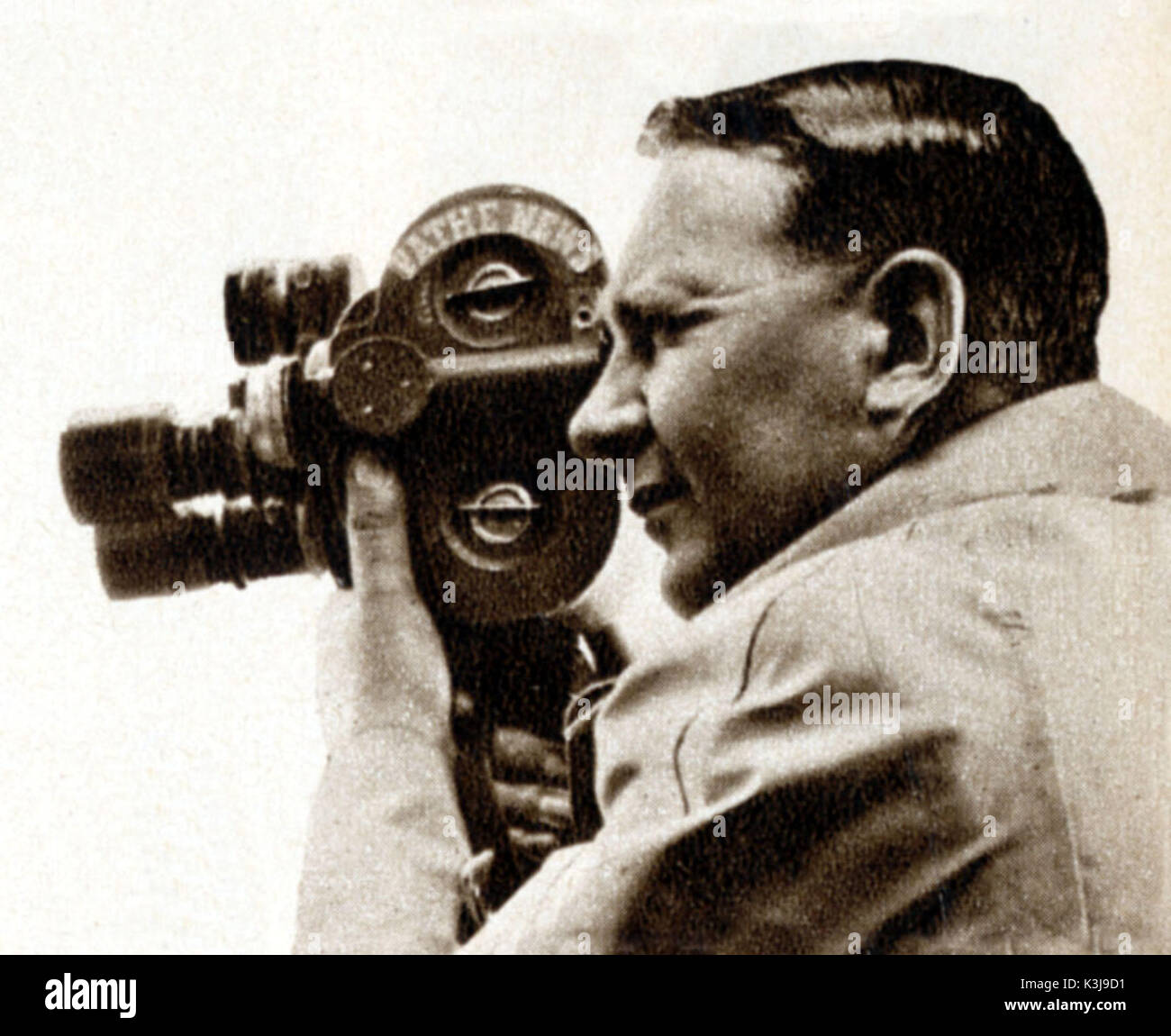 JOHN RUDKIN, British Pathe News cameraman avec un Bell et Howell 35mm caméra film Eyemo Banque D'Images