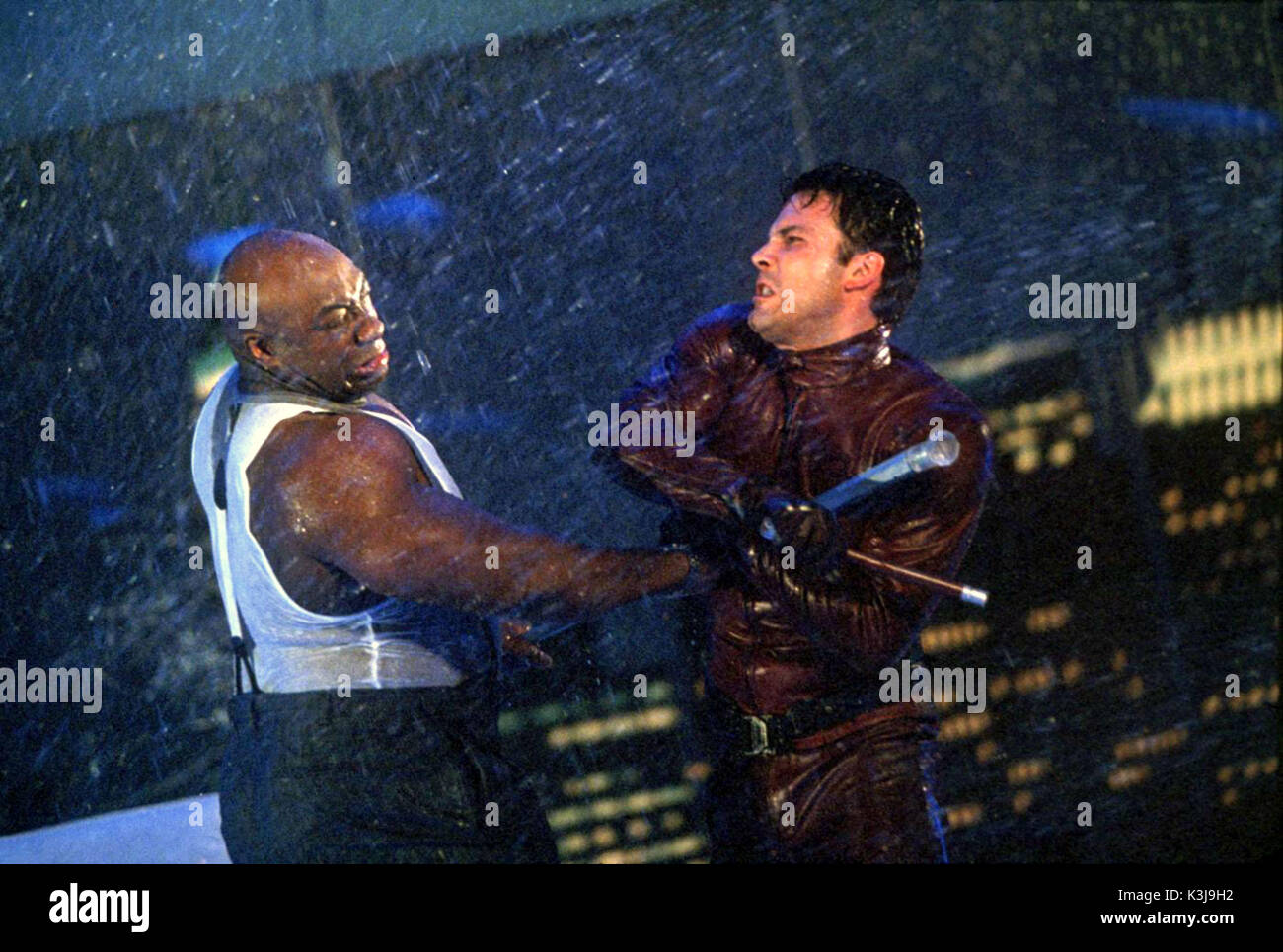 DAREDEVIL MICHAEL CLARKE DUNCAN comme Wilson Fisk / Le Kingpin, Ben Affleck comme Matt Murdock/Daredevil DAREDEVIL Date : 2003 Banque D'Images