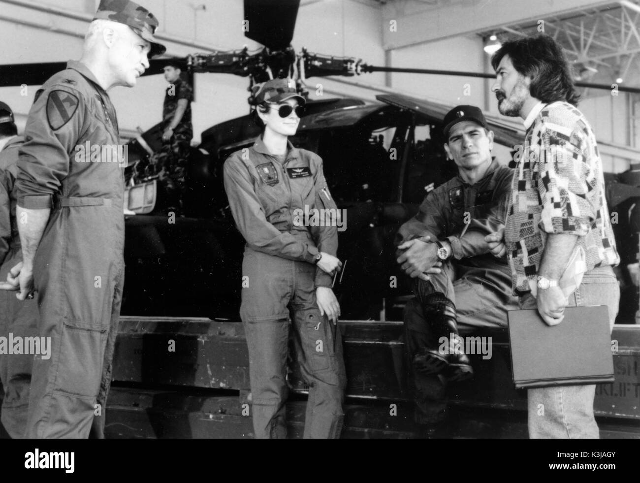 Les ailes de l'APACHE aka FIRE BIRDS Co-productrice DALE DYE, SEAN YOUNG, Tommy Lee Jones, Directeur DAVID GREEN AILES DE L'APACHE Banque D'Images