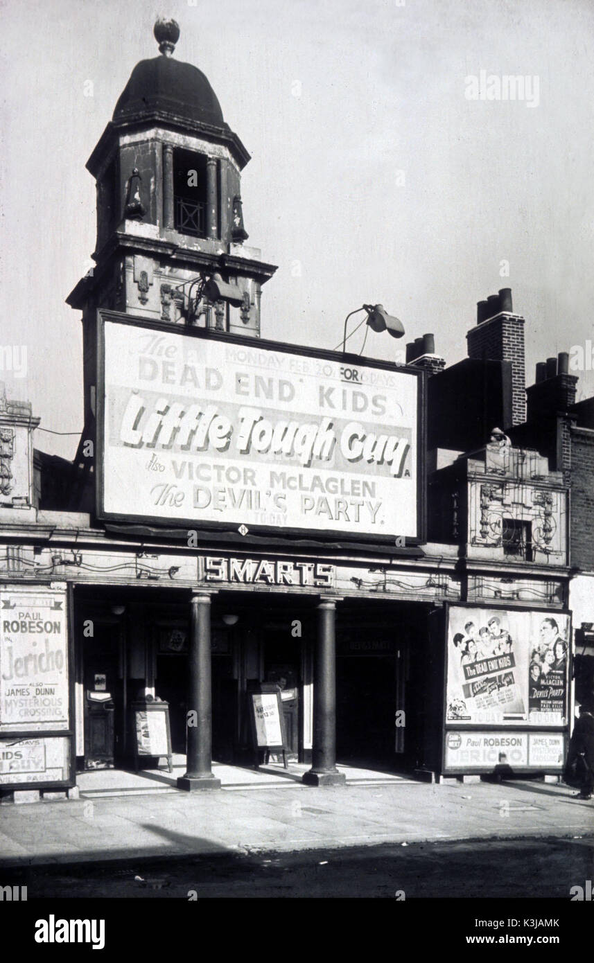 Cinéma de Bethnal Green, c. 1938, publicité Dead End Kids peu dur. Date : C.1938 Banque D'Images