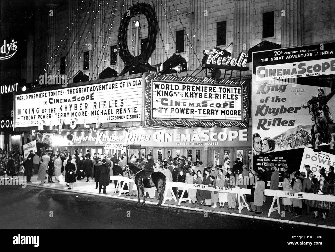 Le Rivoli THEATRE, 1645 Broadway, NEW YORK World premiere de KING OF THE KHYBER RIFLES [1953] NOUS La publicité marqee met en évidence la 20th Century Fox's photographic anamorphique CinemaScope - Système - et mentionne également le son stéréophonique qui Fox utilisé avec ses premiers films "CHAMP DU RIVOLI THEATRE, 1645 Broadway, NEW YORK World premiere de KING OF THE KHYBER RIFLES Date : 1953 Banque D'Images