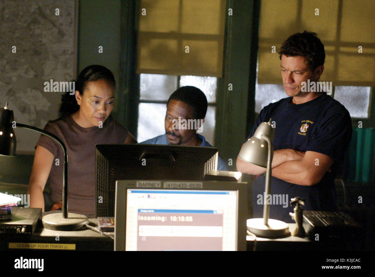 Le fil [Série TV US 2002 - ]# 3 Série/épisode# 1/Heure après heure Tx : 19 septembre 2004 SONJA SOHN comme Det. Shakima 'Kima' Greggs CLARKE PETERS comme Det. Lester Freamon, DOMINIC WEST comme Det. James "Jimmy" McNulty LE FIL Banque D'Images