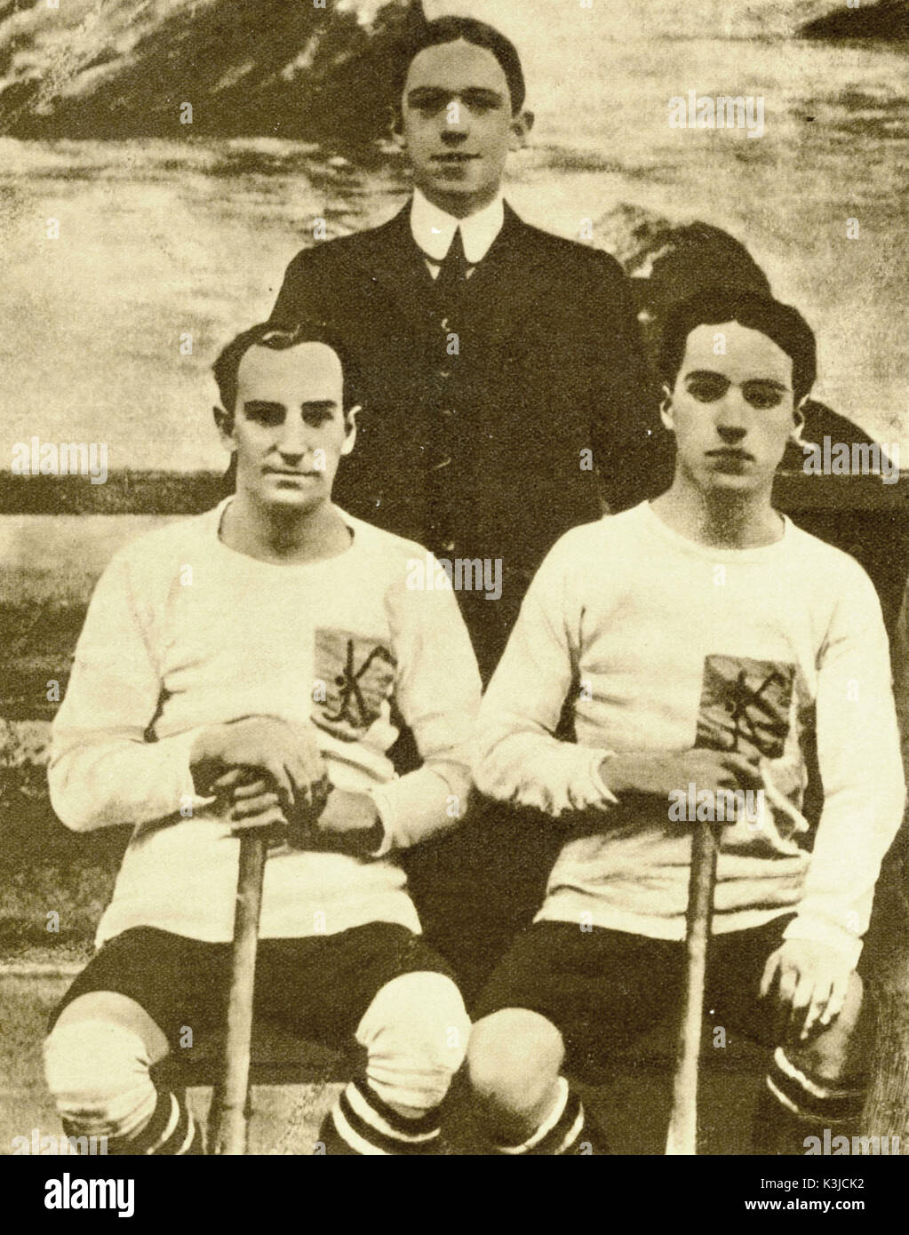 STAN LAUREL , CHARLIE CHAPLIN et un collègue. Le K sur leur chemise est probablement pour le music hall de l'entreprise Fred from qui ils ont tous deux travaillé pour Banque D'Images