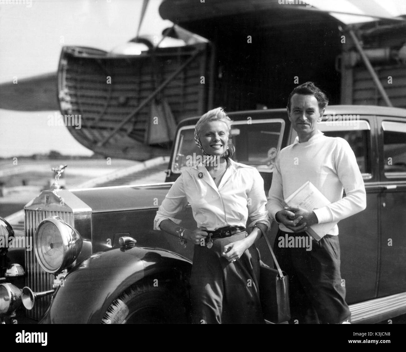Réalisateur David Lean et son épouse l'actrice ANN TODD retour d'un petit air de vacances sur un ferry avec leur voiture Rolls-Royce. Banque D'Images