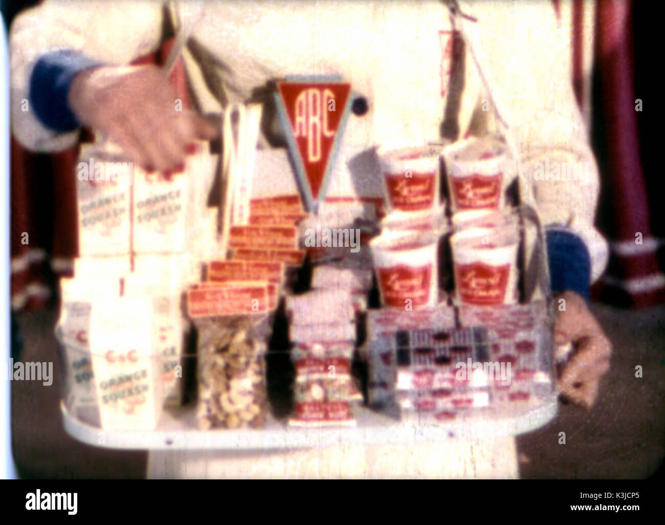 La fille avec le bac - un usherette vendeuse vend de la crème glacée, de noix, de boissons et de confiseries à partir du bac. à partir de 1950 un chiffre d'filmlet ABC Cinemas Banque D'Images