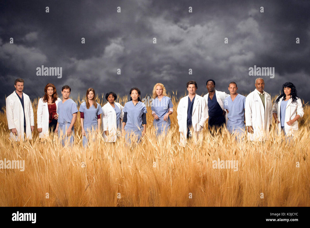 Grey's Anatomy [2005- ] Eric Dane que Mark Sloan, Kate Walsh comme Addison Shepherd, T.R. Knight comme George O'Malley, Ellen Pompeo que Meredith Grey, Chandra Wilson comme Miranda Bailey, Sandra Oh comme Cristina Yang, Katherine Heigl comme Isobel "Izzie" Stevens, Patrick Dempsey comme Derek Shepherd, Isaiah Washington comme Preston Burke, Justin Chambers, Alex Karev, James Pickens, Jr. comme Richard Webber et Sara Ramirez comme le Dr Callie Torres. GRAY'S ANATOMY Banque D'Images