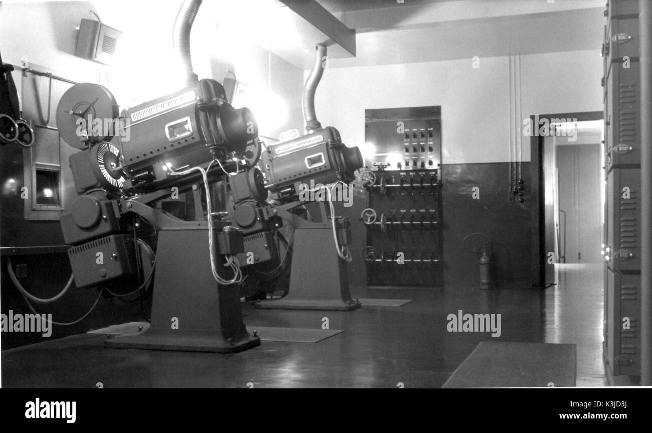 Salle de projection - également connu sous le nom de la boîte d'exploitation ou [dans l'Est des États-Unis et dans la propriété nous cinemas en Grande-Bretagne] la cabine de projection. Cette photo montre le 'fort' de la ville cinéma, George Street, Aberdeen qui avait le plus grand nombre de places de cinéma à 2 700. La photo montre l'arrière de l'rétroprojecteurs sont Westar photo têtes et Westrex 2002 soundheads modèle monté sur des socles de Westar toutes faites par la Western Electric Company et qui étaient sur un bail/contrat de maintenance. À l'arrière des projecteurs sont le Magnarc avec Peerless lamphouses tubes flexibles pour transporter les cheminées Banque D'Images
