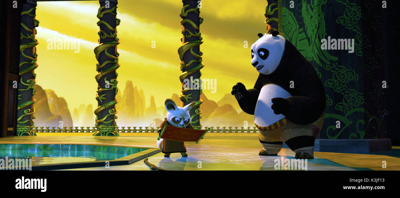 KUNG FU PANDA Dustin Hoffman voix Maître Shifu, tenant le Dragon légendaire de défilement, Jack Black Voices Po KUNG FU PANDA Date : 2008 Banque D'Images