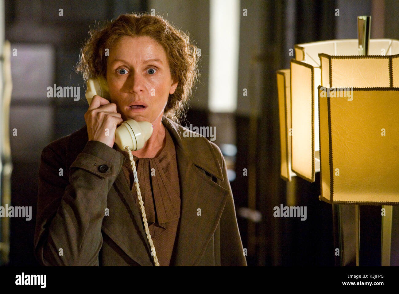 MISS PETTIGREW VIT POUR UNE JOURNÉE FRANCES MCDORMAND MISS PETTIGREW VIT POUR UNE JOURNÉE FRANCES MCDORMAND Date : 2008 Banque D'Images