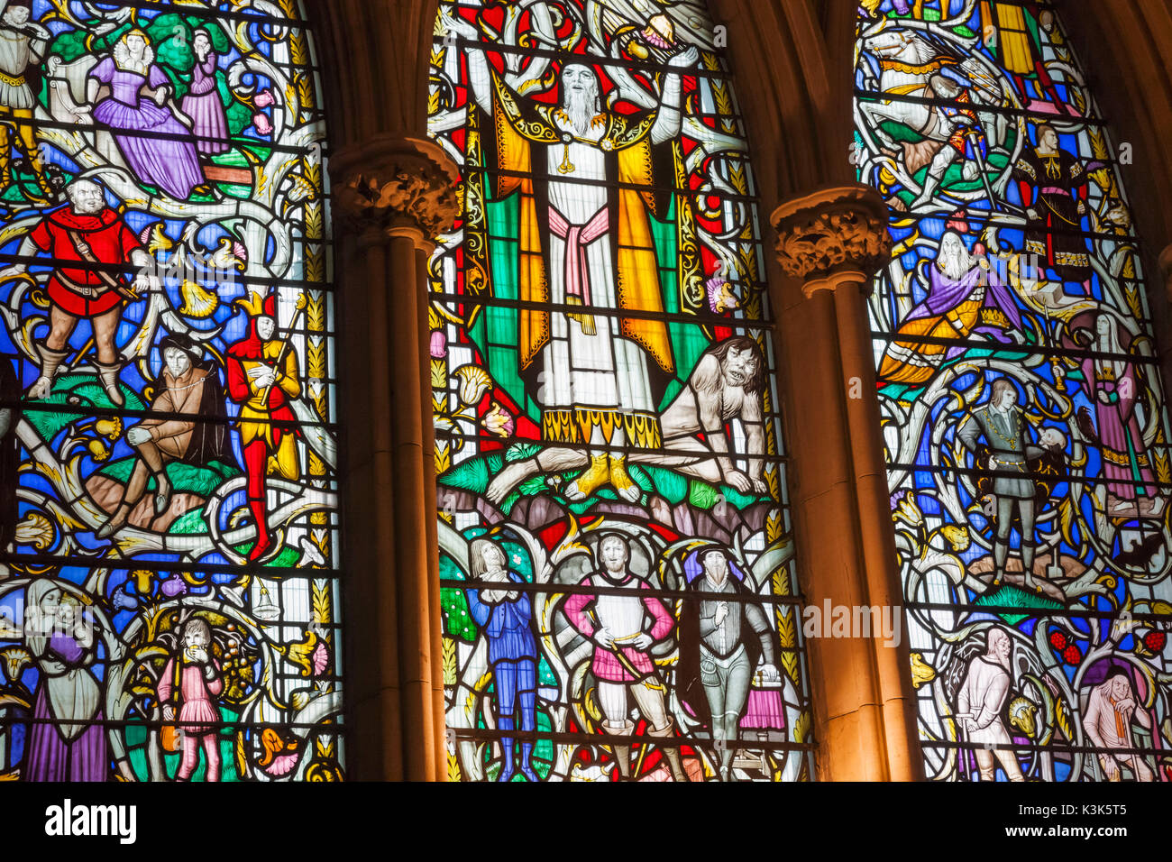 L'Angleterre, Londres, Southwark, Cathédrale de Southwark, vitrail représentant des scènes de Shakespeare Banque D'Images
