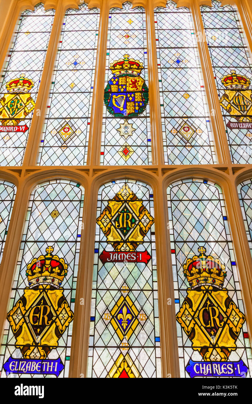L'Angleterre, Londres, la ville, l'église St Andrew Undershaft, vitrail représentant les armoiries royales historiques Banque D'Images