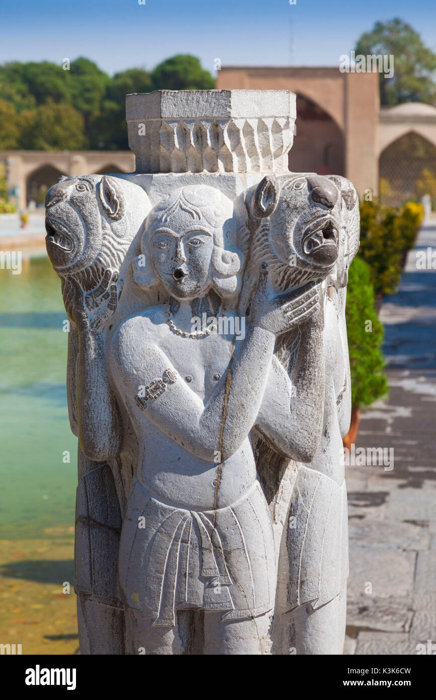 L'Iran, au centre de l'Iran, Ispahan, Musée des Arts décoratifs, la cour statue Banque D'Images