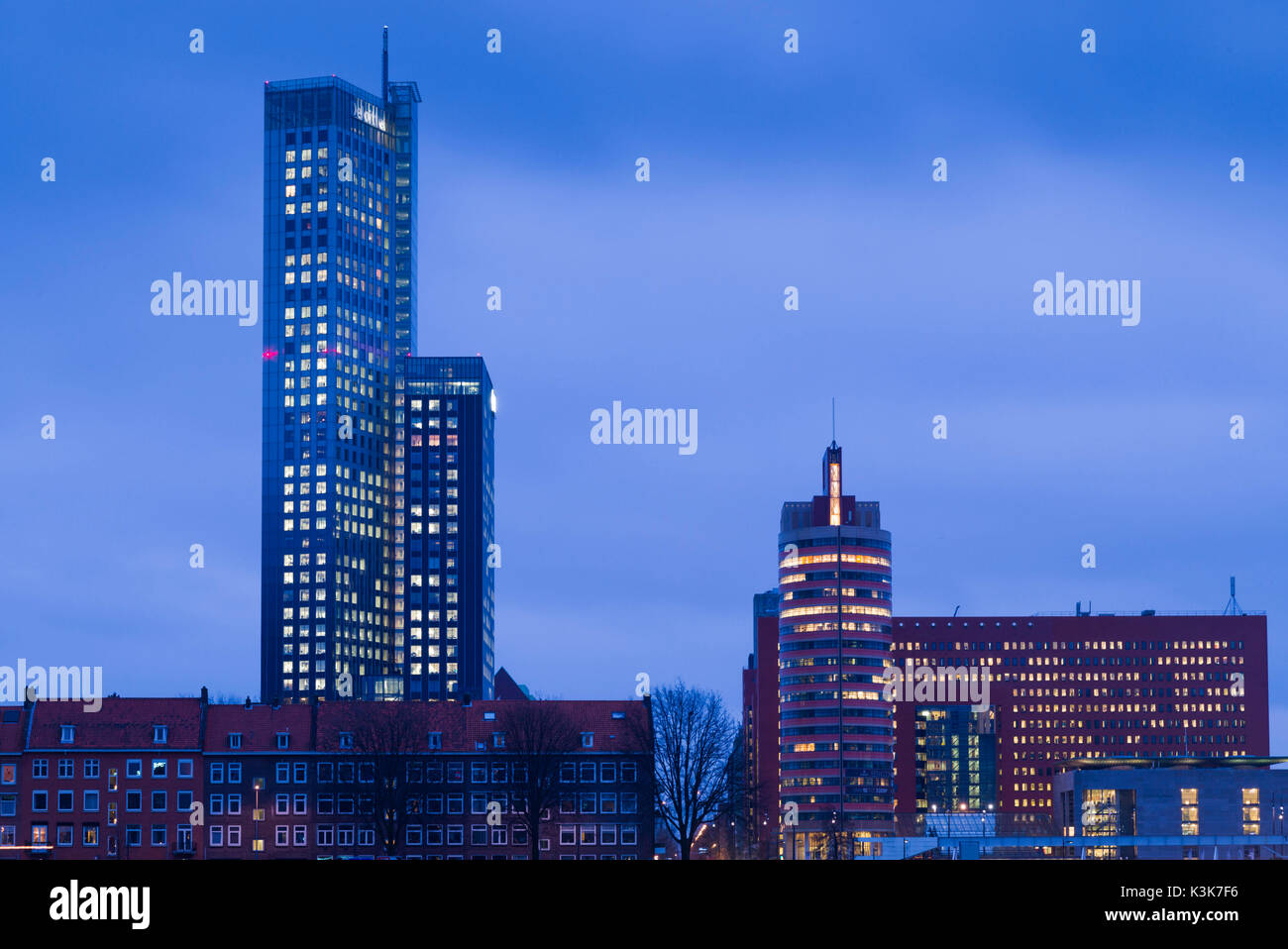 Pays-bas, Rotterdam, new commerical towers au rénové docklands, Dawn Banque D'Images