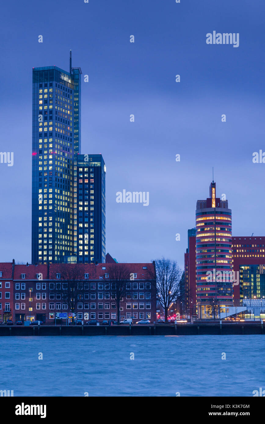 Pays-bas, Rotterdam, new commerical towers au rénové docklands, Dawn Banque D'Images