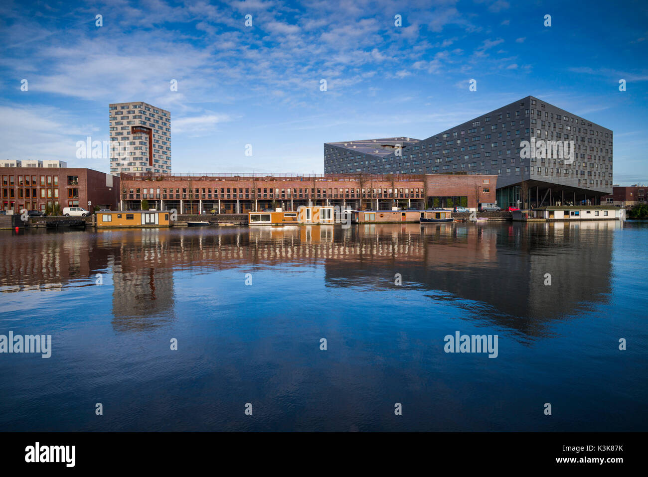 Pays-bas, Amsterdam, Eastern Docklands, Spoorweg-bssin avec la baleine et bâtiment rénové des docklands Banque D'Images