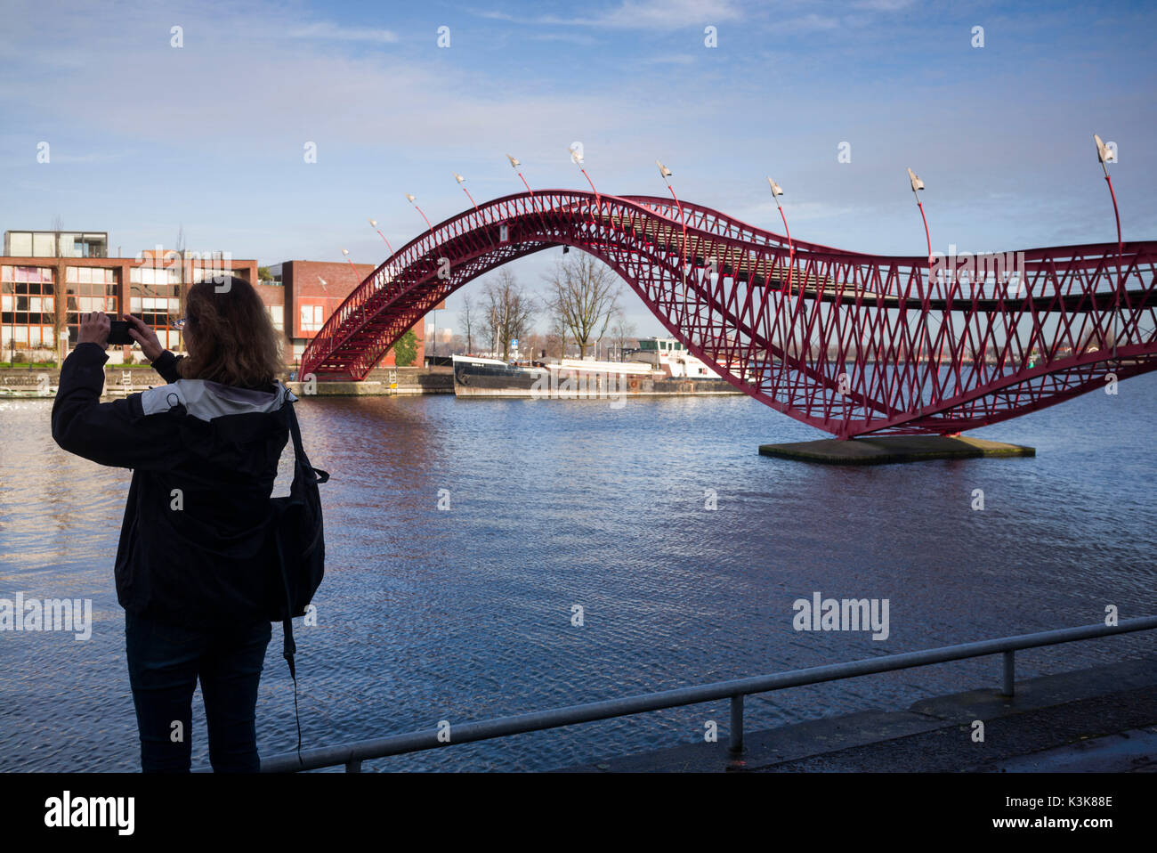 Pays-bas, Amsterdam, Eastern Docklands, Spoorweg-bassin avec le Pont de Pythonbrug-Python Banque D'Images