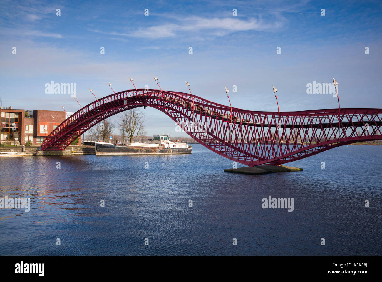Pays-bas, Amsterdam, Eastern Docklands, Spoorweg-bassin avec le Pont de Pythonbrug-Python Banque D'Images