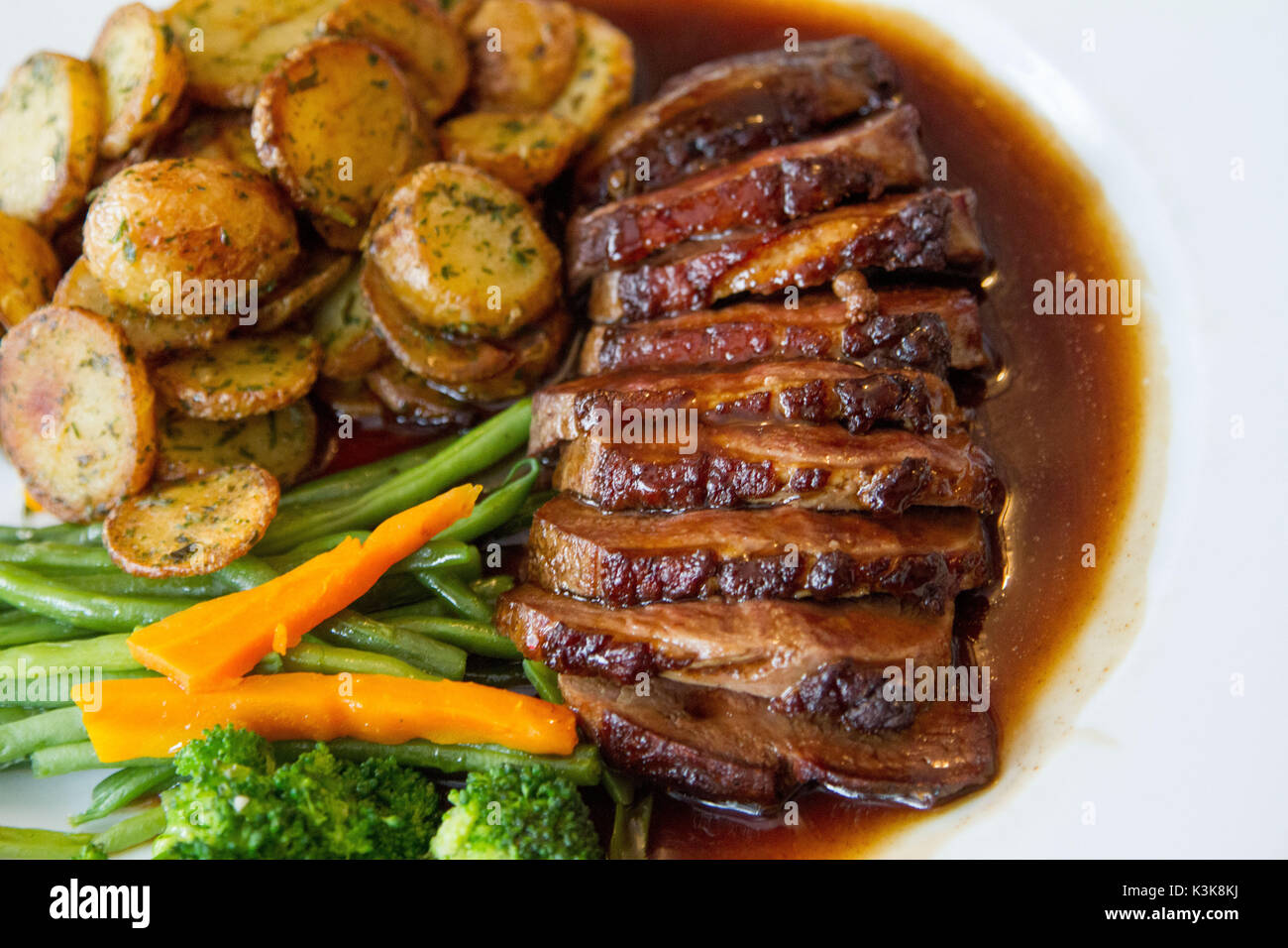 Canard aux légumes et pommes de terre Banque D'Images