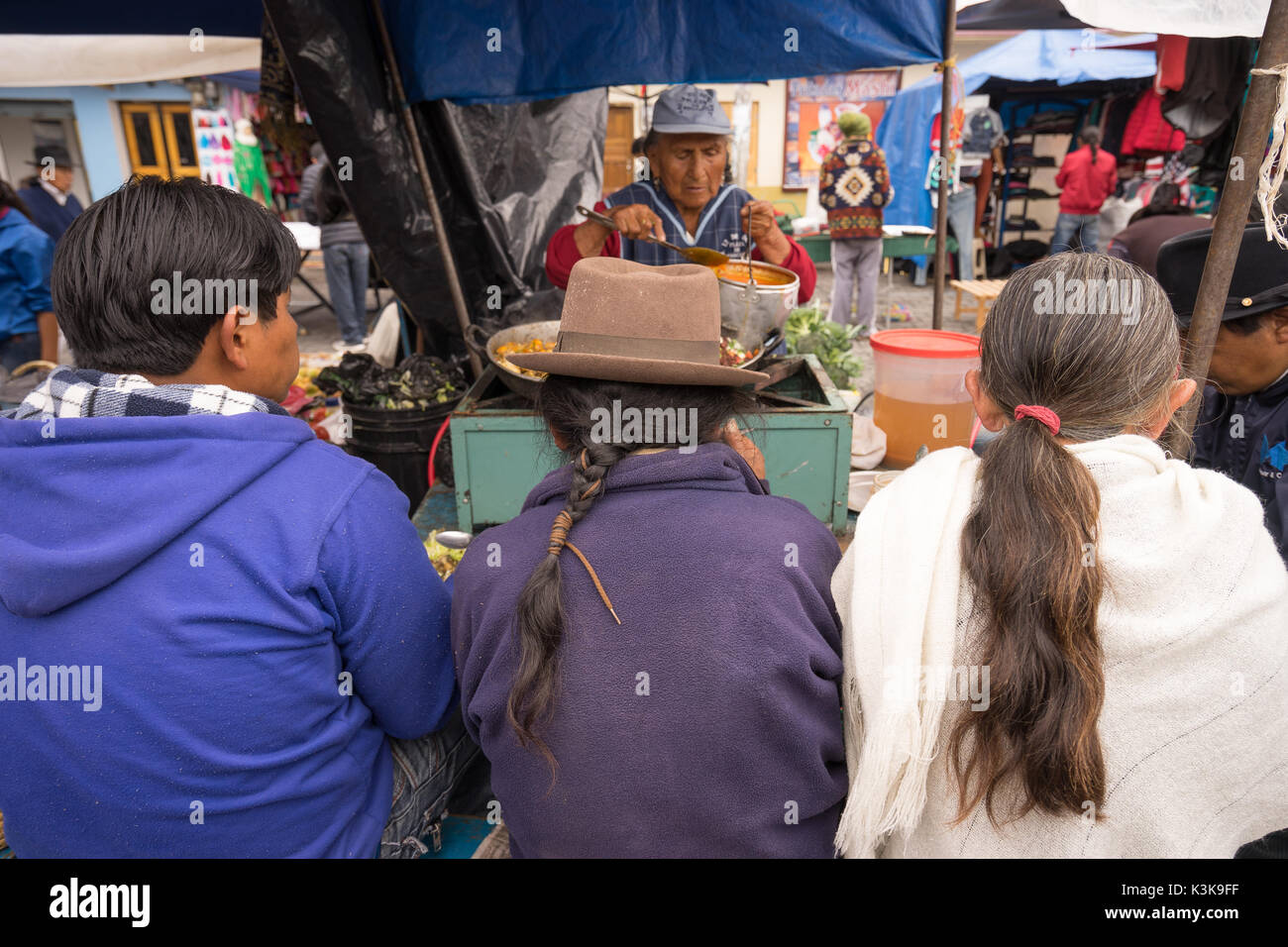 27 février, 2017 Leon, Nicaragua : les populations autochtones à un stand de nourriture stiing dans le samedi marché de fermiers Banque D'Images