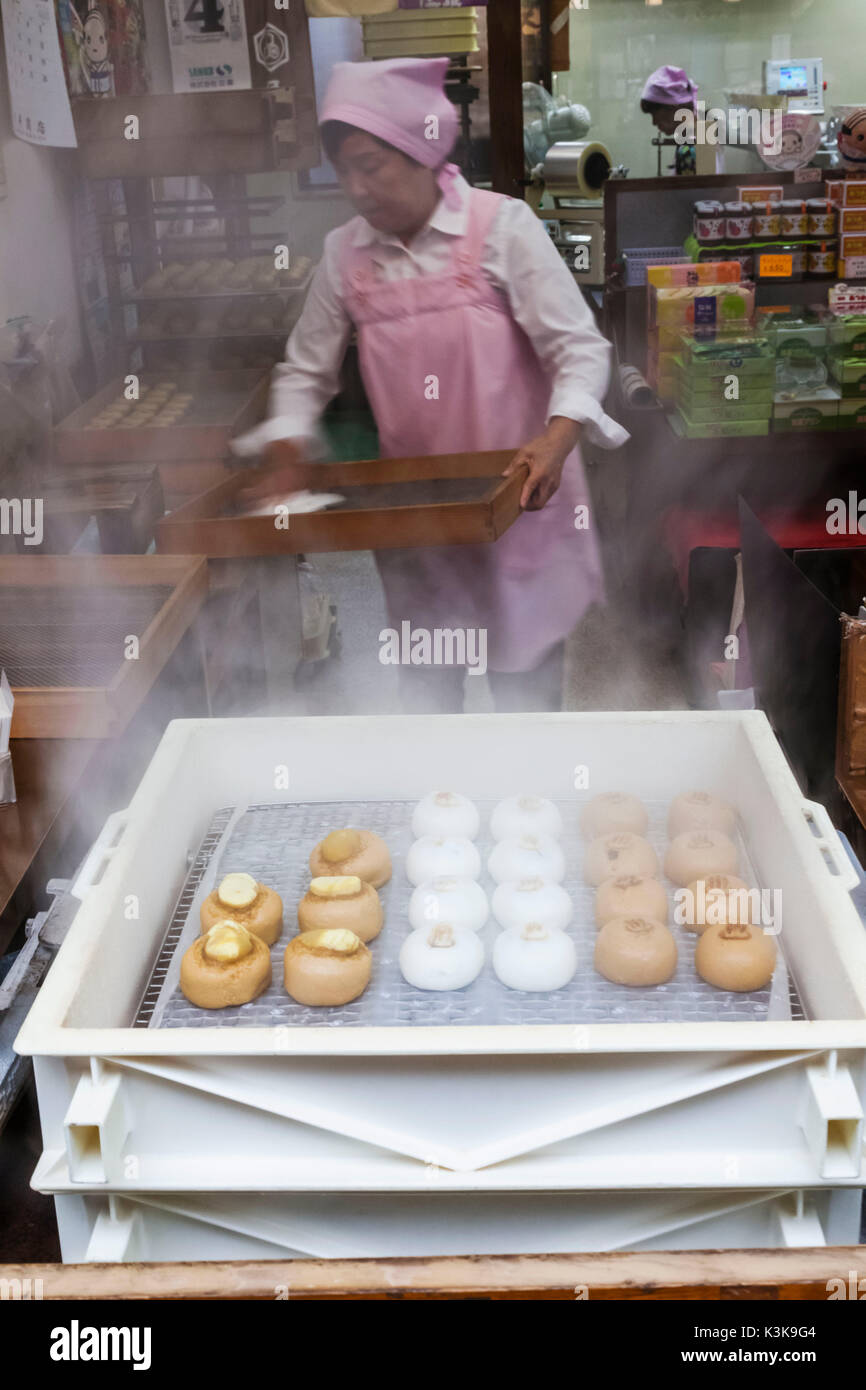 Le Japon, Hoshu, préfecture de Shizuoka, Atami, brioches à la vapeur traditionnelle Banque D'Images