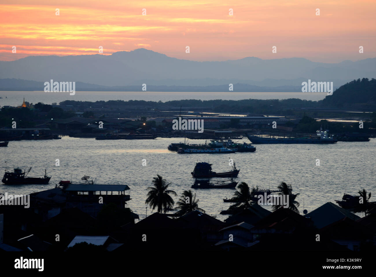 Le coucher de soleil sur le port de la côte de la mer Andaman de Myeik dans le sud au Myanmar en Southeastasia. Banque D'Images