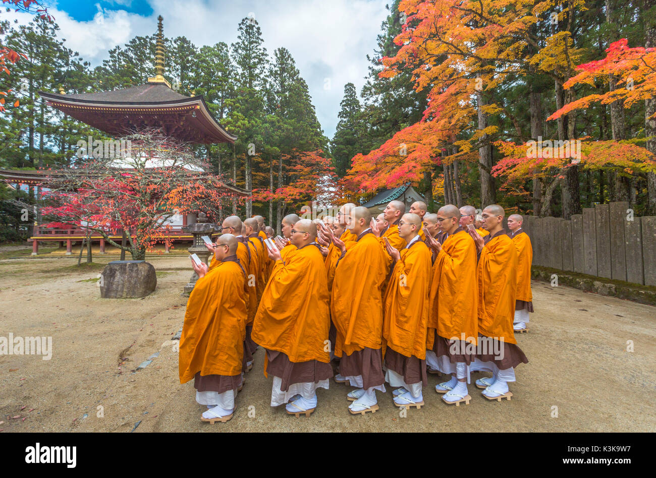 Le Japon, la ville de Koyasan Kongobuji,Temple, des moines en train de prier. Banque D'Images