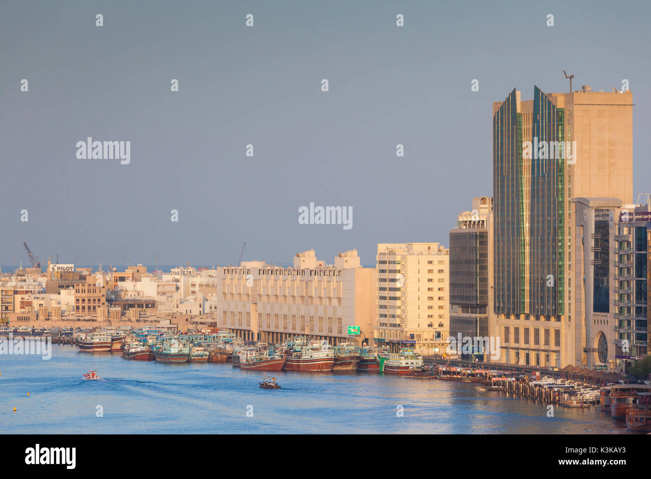 Émirats Arabes Unis, Dubai, Deira, elevated view de la Crique de Dubaï, Dawn Banque D'Images