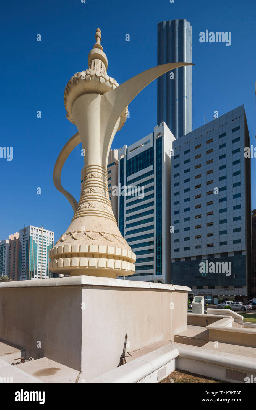 Émirats arabes unis, Abu Dhabi, Airport Road et grand-route à thème sculptures arabes Banque D'Images