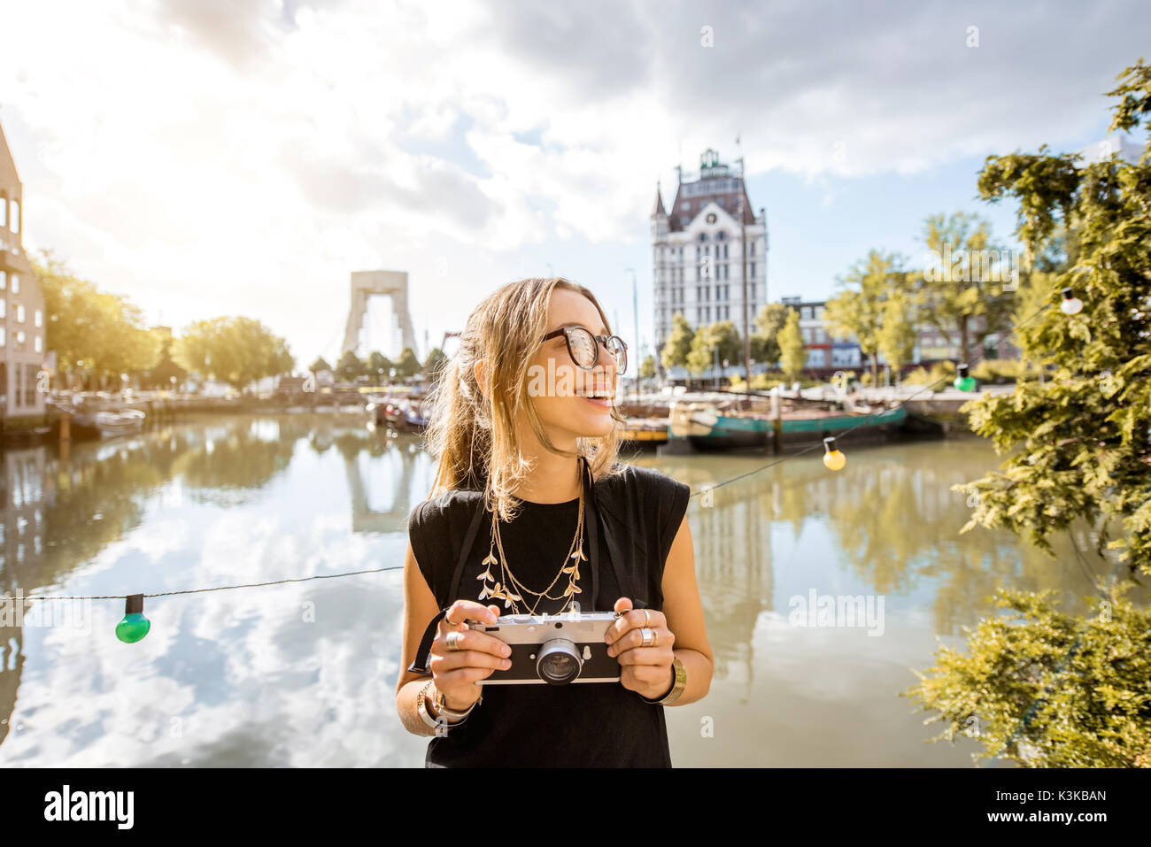 Femme voyageant à Rotterdam Banque D'Images