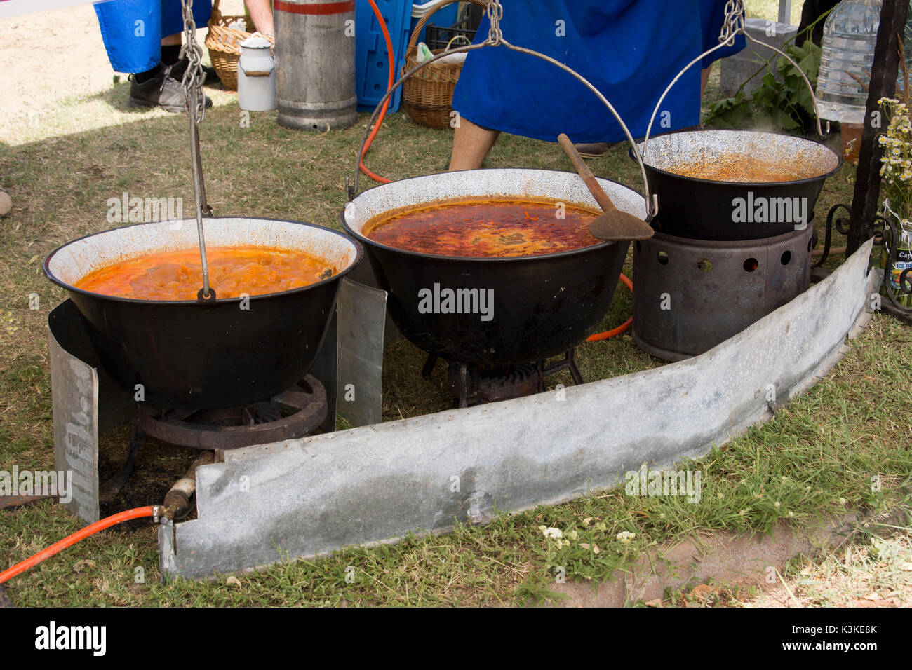 Le plat traditionnel hongrois - bogracs goulache, ragoût de viande et légumes en chaudron, à l'extérieur en hiver d'une cheminée. Banque D'Images