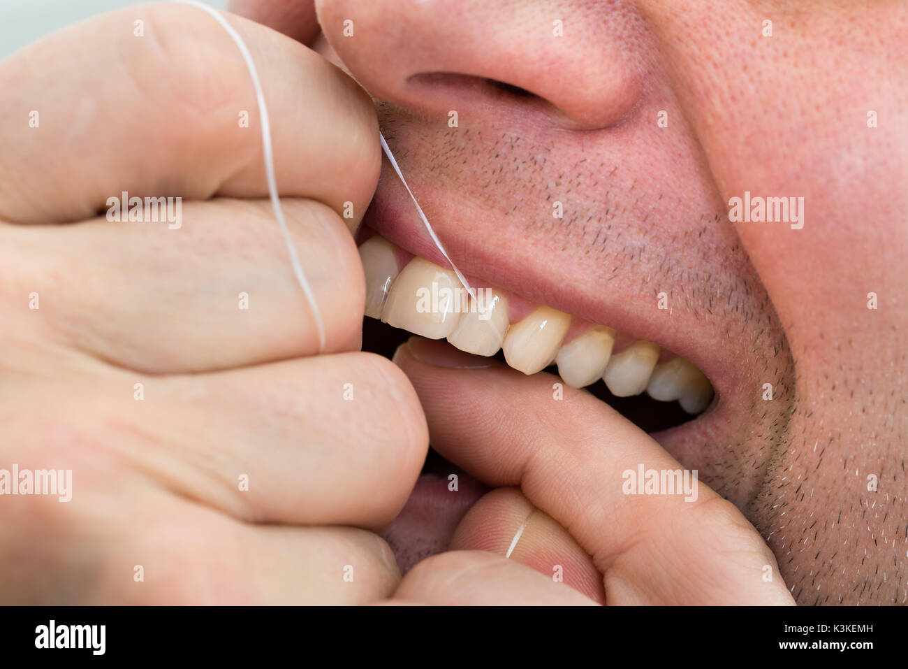 Close-up of a Man Flossing ses dents Banque D'Images