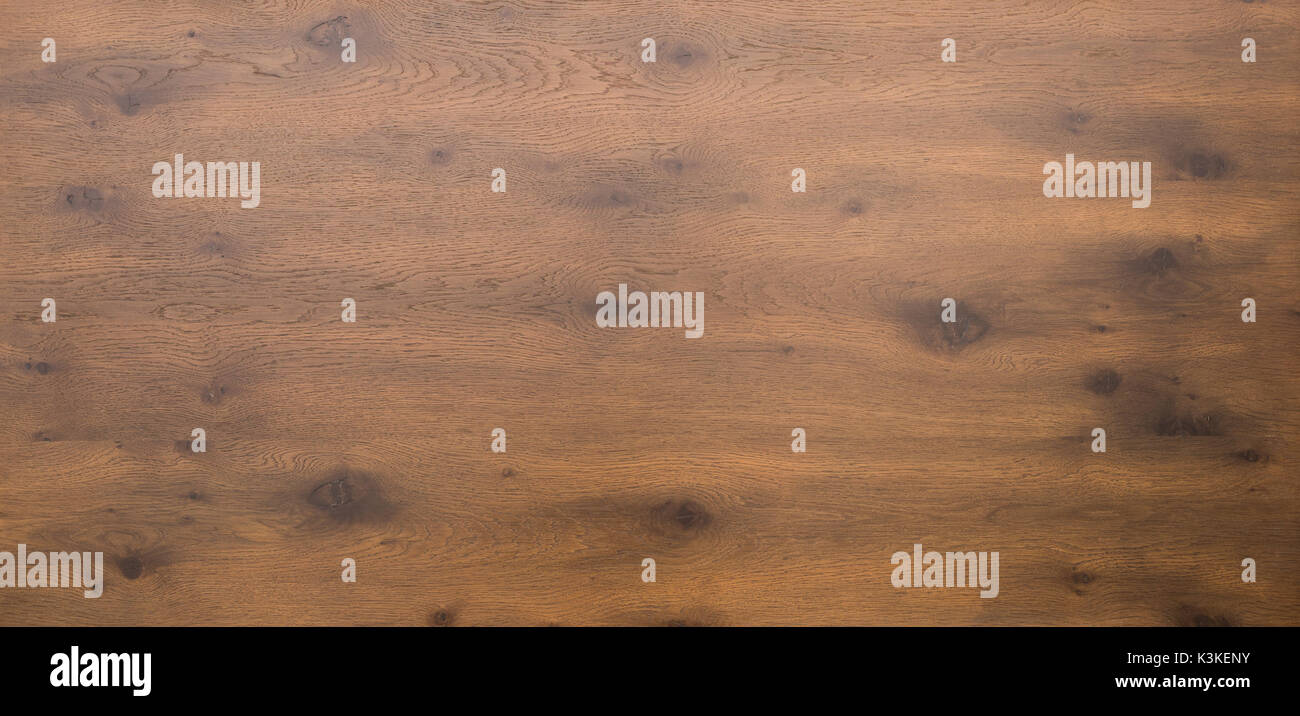 Table en bois haut en bois foncé Banque D'Images