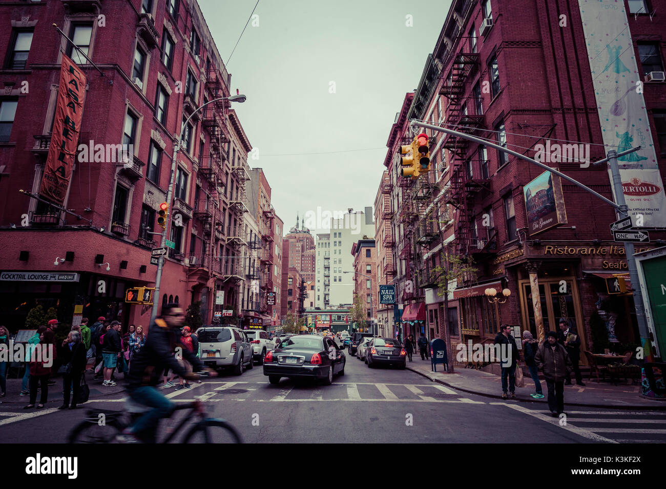 Le trafic avec Streetview et maisons en briques, les escaliers d'incendie, l'architecture typique dans Little Italy, Manhattan, New York, USA Banque D'Images