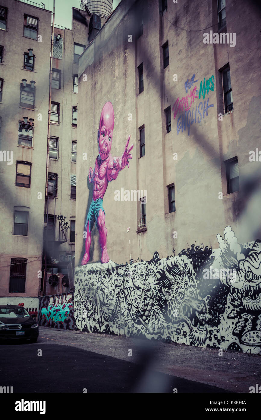 Scène d'arrière-cour d'une superpuissance Graffiti rose bébé, Little Italy, Manhattan, New York, USA Banque D'Images