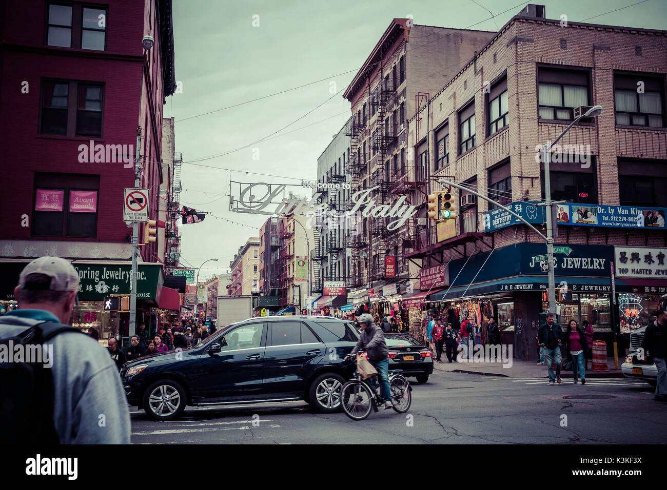 Bienvenue à Little Italy Sign, typique paysage avec les voitures et les piétons de Manhattan, New York, USA Banque D'Images