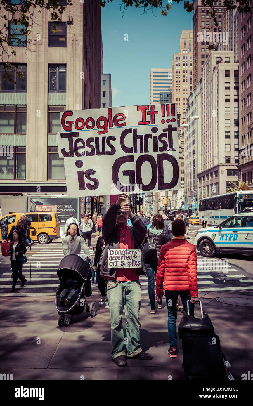 Manifestant, 'Google, Jésus Christ est Dieu', les dons de fournitures artistiques, Streetview, Manhattan, New York, USA Banque D'Images