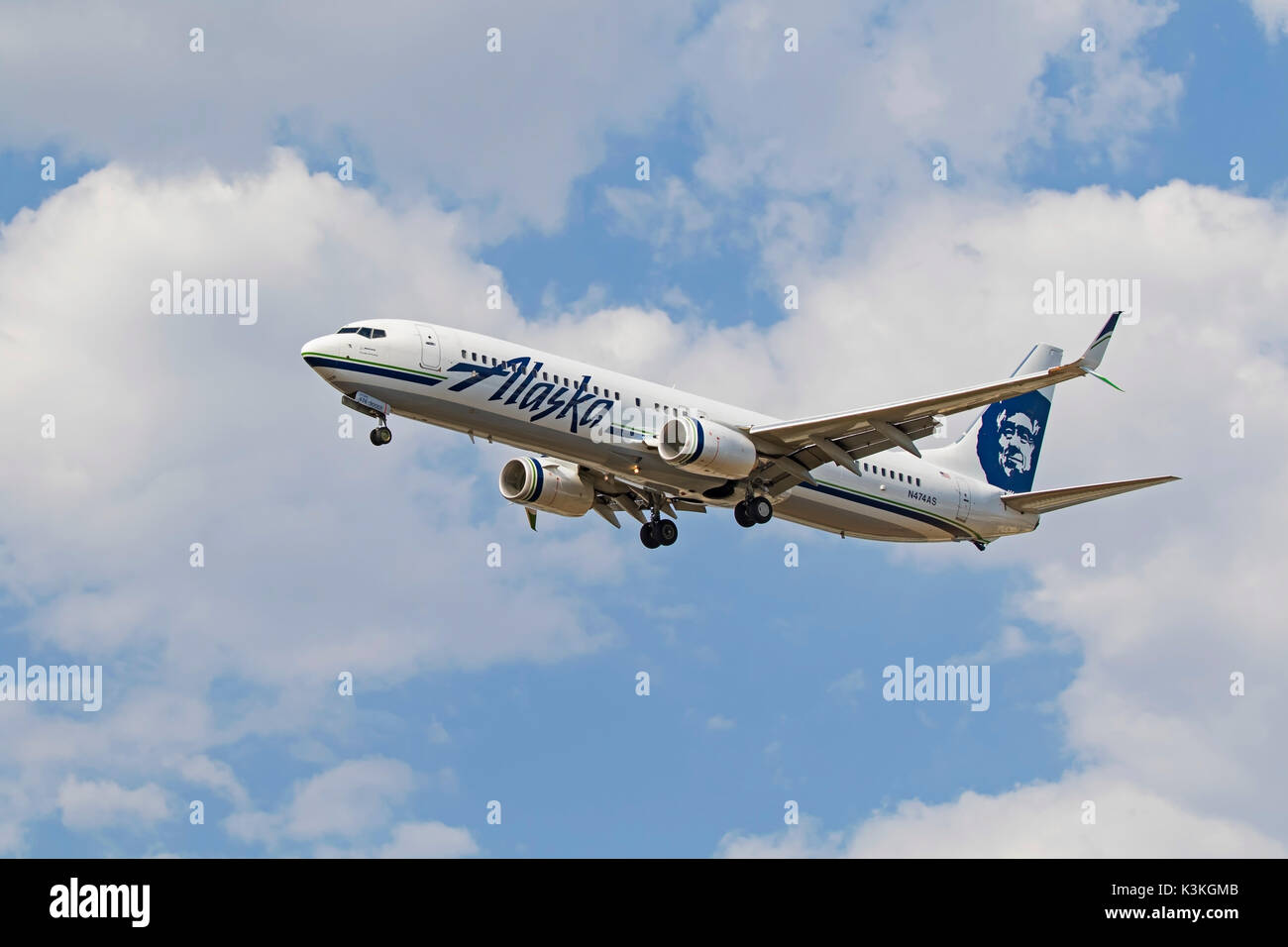 Alaska Airlines avion Boeing 737-900ER jet l'atterrissage à l'Aéroport International de l'Ontario Banque D'Images