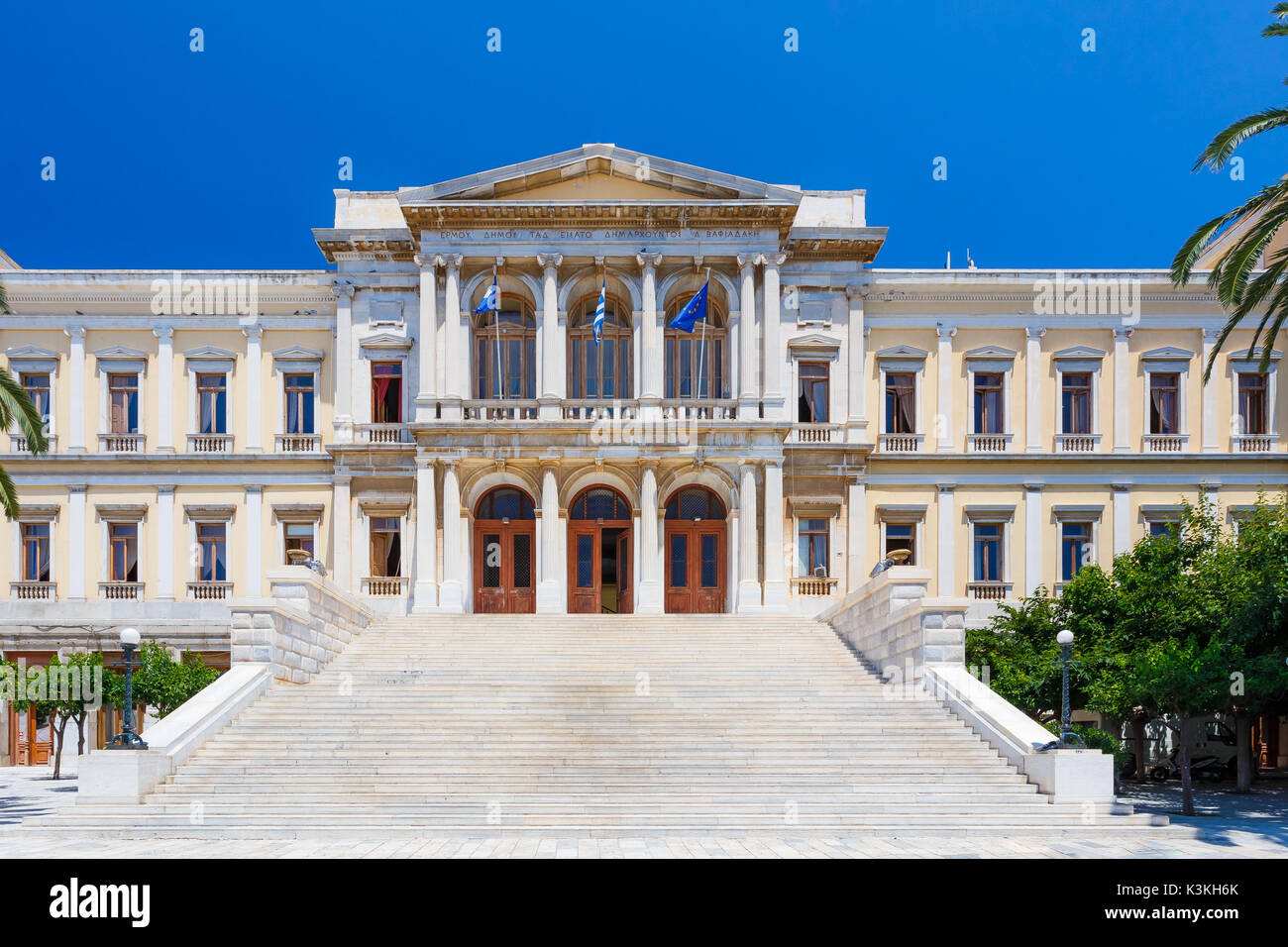 L'hôtel de ville de Syros dans la place Miaouli, Grèce. Il a été conçu par Ernst Ziller et est l'un des plus beaux bâtiments néoclassiques dans Syros Banque D'Images