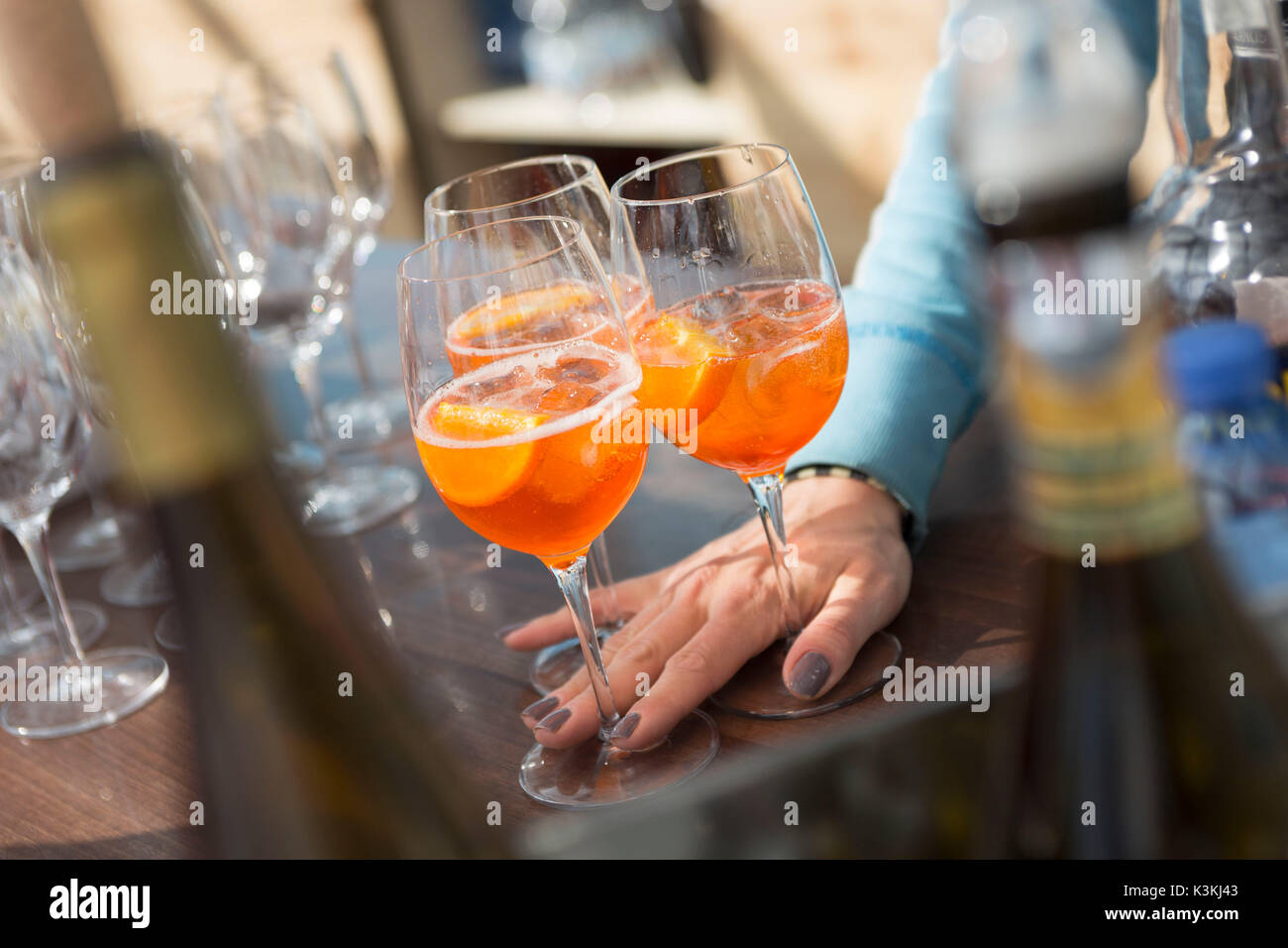 Une image d'une serveuse servant trois cocktails, la province de Bolzano, le Tyrol du Sud, Trentin-Haut-Adige, Italie, Europe Banque D'Images