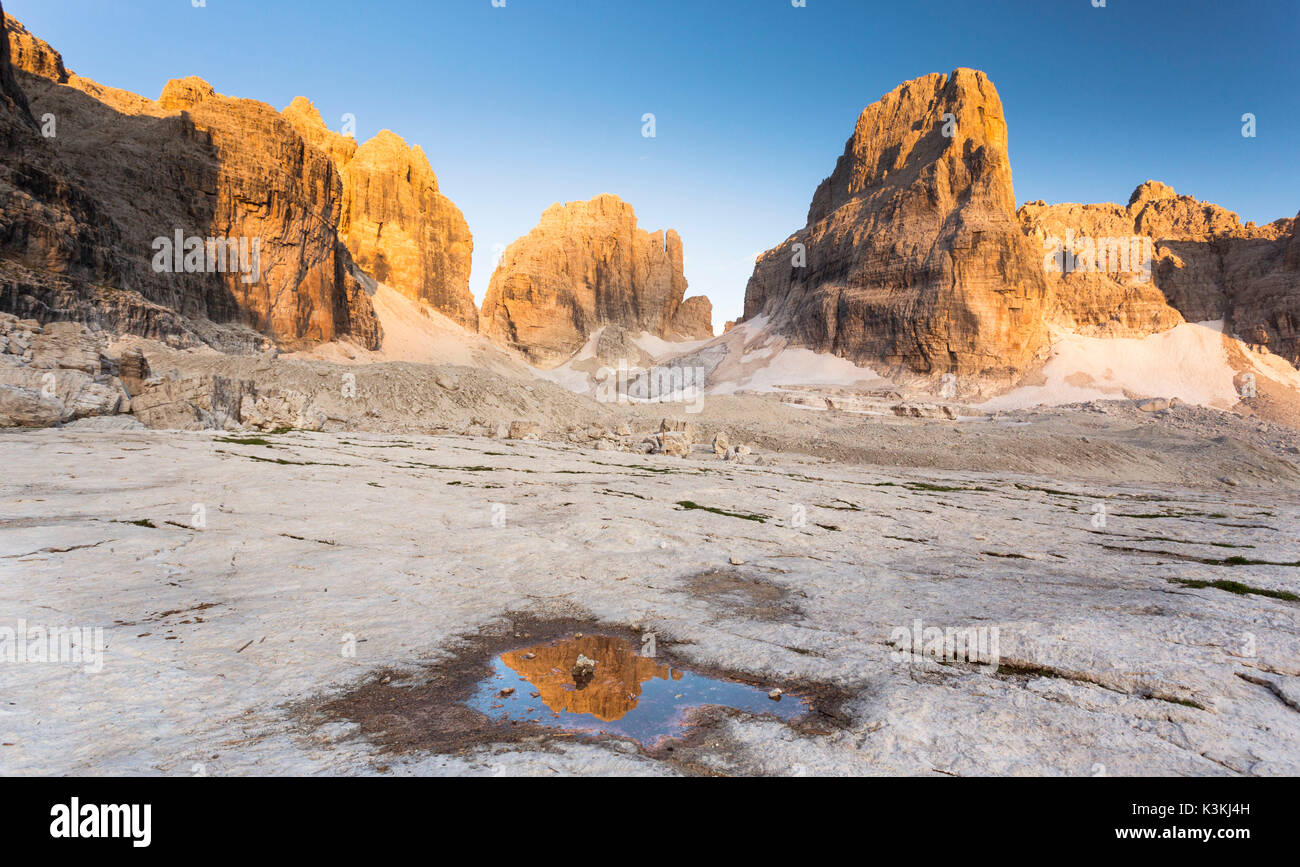 Un beau coucher de soleil sur les cimes de la Brenta, refrected sur une petite flaque, province de Trento, Trentino Alto Adige, Italie, Europe, Banque D'Images