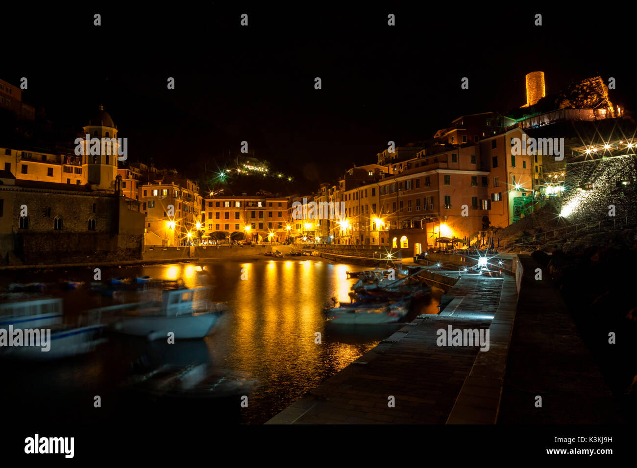 L'Europe, Italie, Ligurie, Cinque Terre. Vernazza de nuit vu de la jetée. Banque D'Images