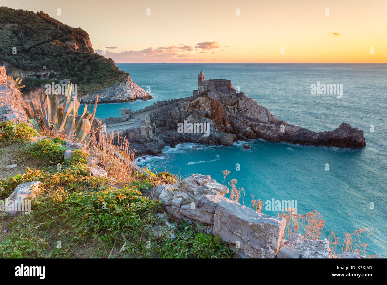 Coucher de soleil sur l'église de San Pietro, Porto Venere, Ligurie, Italie. Banque D'Images