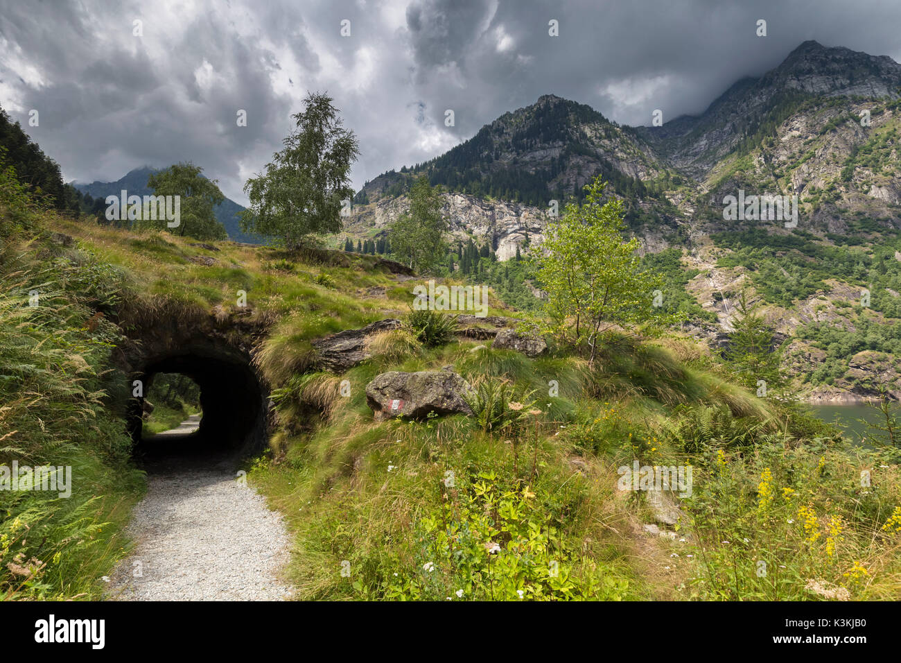 Le sentier autour de Lago di Antrona, Valle Antrona, Piémont, Italie. Banque D'Images