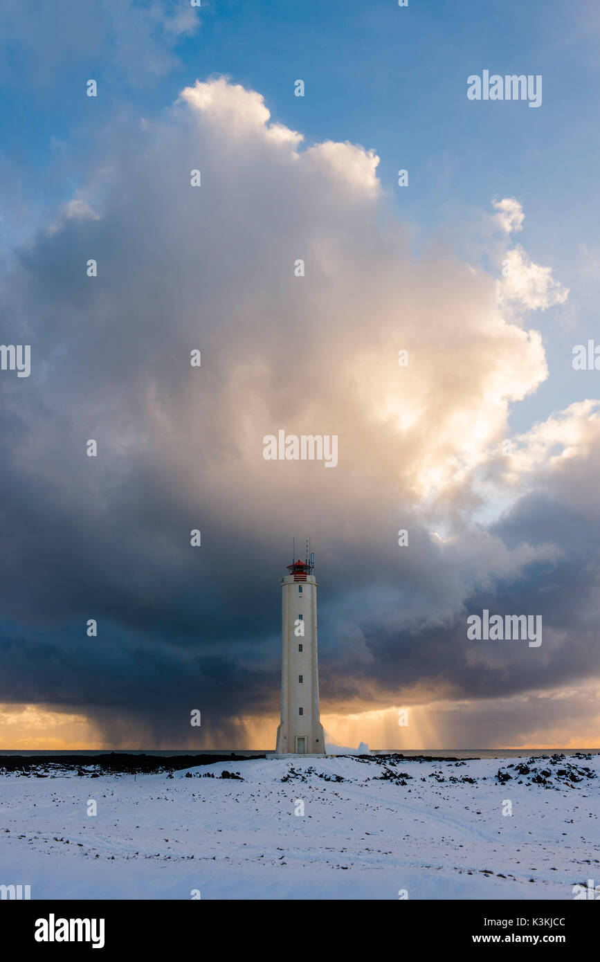 Péninsule de snæfellsnes, dans l'ouest de l'Islande, Islande. Malariff phare en hiver. Banque D'Images